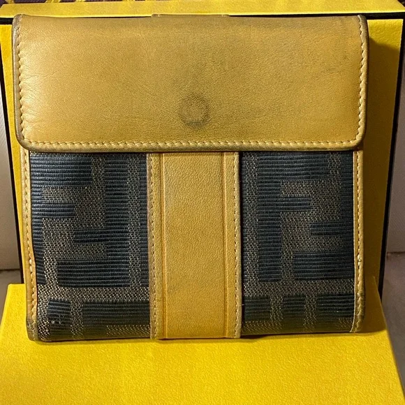 GUC Vintage Fendi Zucca Bifold Wallet w/Box and Dustbag - Picture 2 of 8